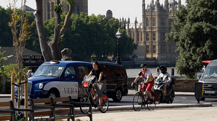 Khu vực phát thải cực thấp giúp London giảm 40% số ca tử vong liên quan đến chất lượng không khí kể từ năm 2019. (Ảnh: Euronews)