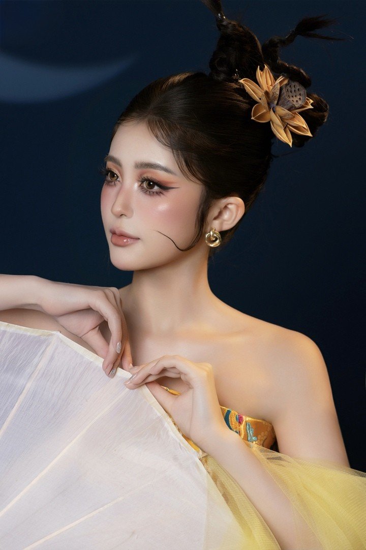 Với bộ ảnh này, Thùy Trang muốn đưa những hình ảnh quen thuộc của Trung thu vào không gian mới, kết hợp vẻ đẹp truyền thống với ngôn ngữ thời trang hiện đại. Đây cũng là cách người đẹp lưu giữ cảm xúc về mùa đoàn viên trong một dấu mốc mới trên hành trình nghệ thuật.