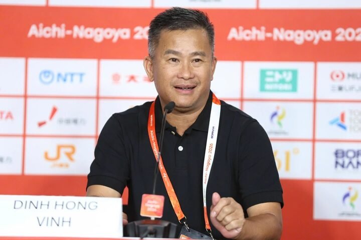 HLV Đinh Hồng Vinh trong cuộc họp báo sau trận đấu với U23 Uzbekistan. (Ảnh: VFF)
