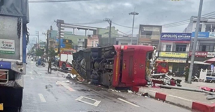Hiện trường vụ tai nạn lật xe khách giường nằm tại ngã tư Gò Găng, tỉnh Gia Lai ( Ảnh: Tin tức Bình Định)