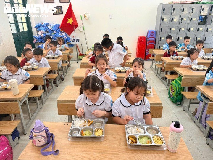 Học sinh Trường Tiểu học Trung Giã (xã Trung Giã, Hà Nội) trở lại ăn bán trú - một ngày sau sự cố suất ăn bị phản ánh lèo tèo, nhà trường phải thay đổi đơn vị cung cấp suất ăn. (Ảnh: Minh Quang)