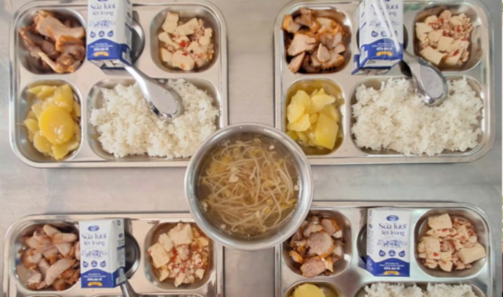 Trường Tiểu học Đức Giang - phân hiệu Thượng Thanh (phường Việt Hưng, Hà Nội) nấu ăn tại trường ngày 9/9 sau sự cố đơn vị cung cấp giao cơm chậm 2 ngày liên tiếp. (Ảnh: NT)