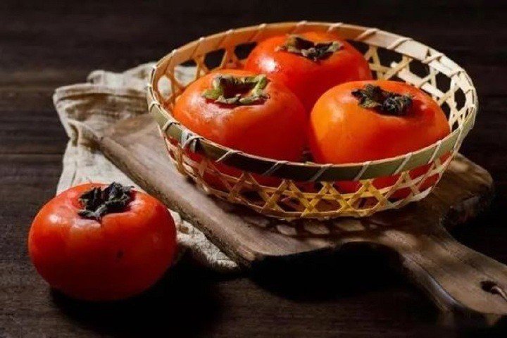 Những quả hồng với lớp vỏ màu đỏ cam rực rỡ, căng mọng tượng trưng cho điềm lành, tài lộc.