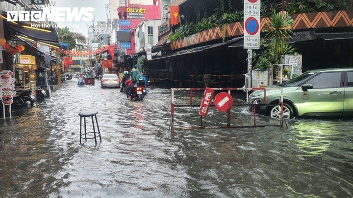 Sau nhiều ngày mưa diện rộng, từ trưa 23/9, TP.HCM tiếp tục xuất hiện mưa lớn tại nhiều khu vực, khiến một số tuyến đường ngập cục bộ, phương tiện di chuyển khó khăn.