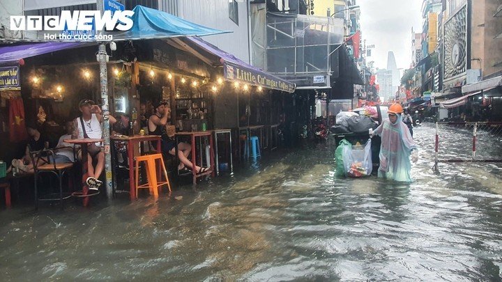 Bà Kim Thảo (kinh doanh trên đường Bùi Viện) cho biết: “Mưa lớn kéo dài khiến nước dâng nhanh, việc đi lại của người dân và du khách gặp nhiều khó khăn