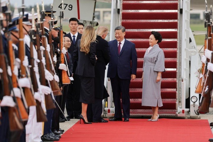 Tổng thống Trump và Đệ nhất phu nhân Melania Trump bắt tay ông Tập và Phu nhân khi nhà lãnh đạo Trung Quốc bước xuống máy bay. (Ảnh: Reuters)