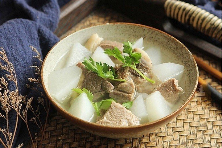 Nếu y học cổ truyền khuyên mọi người mùa hè nên ăn gừng, thì mùa đông nên ăn củ cải.