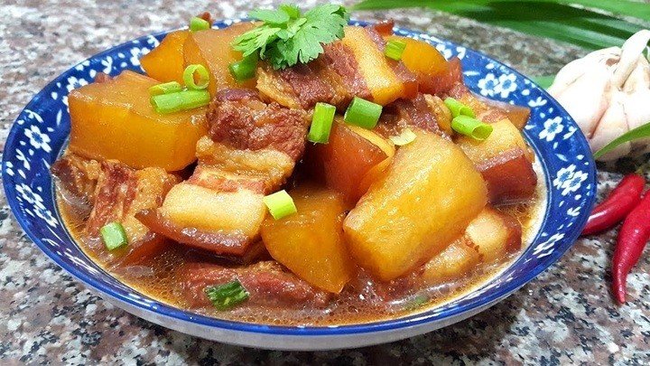 Củ cải kho thịt ba chỉ rất thích hợp trong bữa cơm mùa đông.