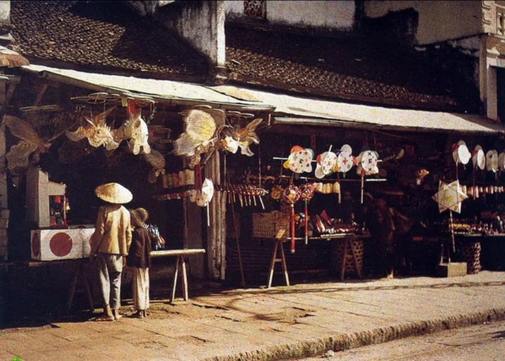 Mỗi mùa Trung thu, Hàng Mã, Hàng Gai lại trở thành điểm đến quen thuộc của trẻ nhỏ khi được cha mẹ đưa đi ngắm và chọn mua đồ chơi.