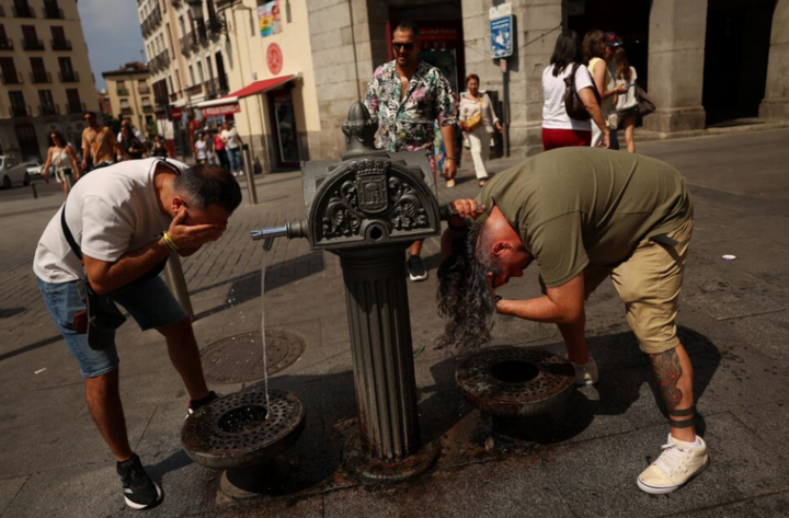 Người dân giải nhiệt tại vòi phun nước trong đợt nắng nóng ở Madrid, Tây Ban Nha, tháng 7/2026. (Ảnh: Reuters)