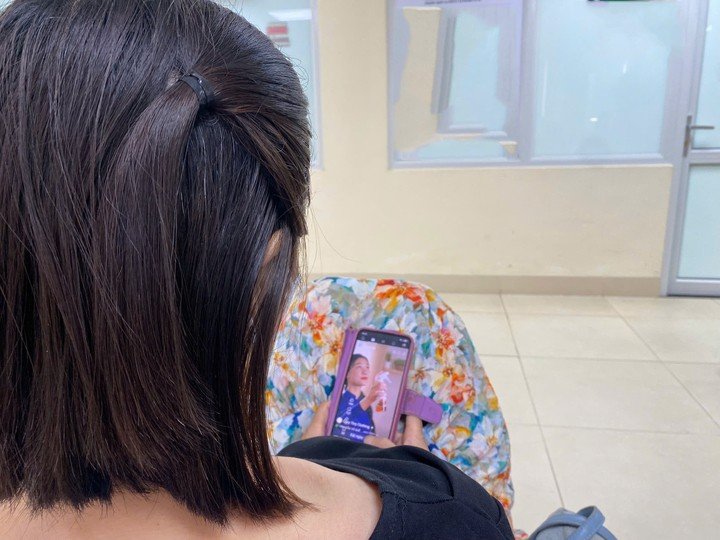 Mất vài tiếng một ngày để xem video ngắn, hiệu suất làm việc của Thủy giảm rõ rệt.
