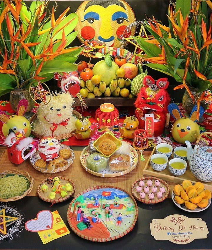 Mâm cỗ Trung thu truyền thống được bày biện cầu kỳ với với đầy đủ bánh nướng, bánh dẻo và trái cây ngũ sắc. Điểm nhấn là chú chó bằng bưởi - hình ảnh quen thuộc trong đêm trăng rằm. (Ảnh: Thu Huong Vu)