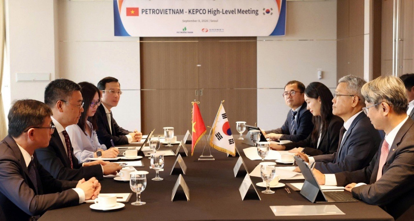 Tổng Giám đốc PETROVIETNAM Lê Mạnh Cường làm việc với Chủ tịch kiêm Tổng Giám đốc KEPCO Kim Dong-cheol về việc triển khai các thỏa thuận hợp tác trong lĩnh vực điện hạt nhân.