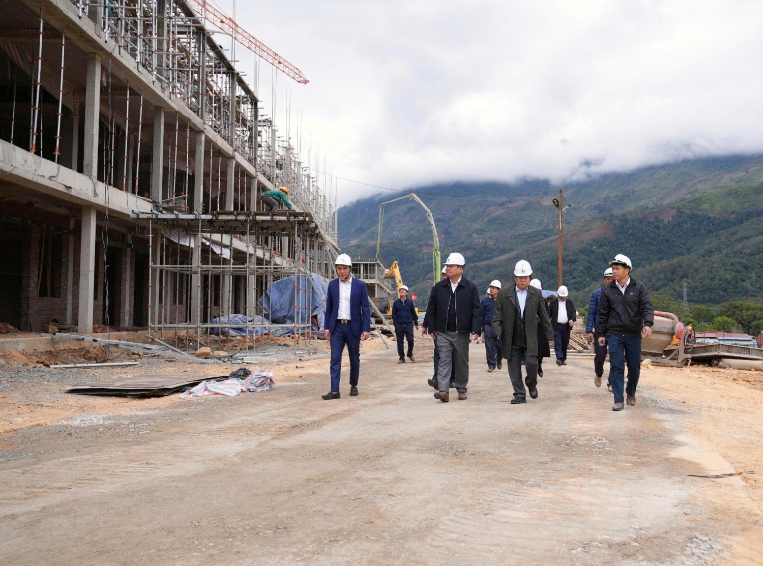 Lãnh đạo PETROVIETNAM thường xuyên có mặt tại Lai Châu để kiểm tra tiến độ công trình, tháo gỡ các vướng mắc, đẩy nhanh tốc độ thi công.