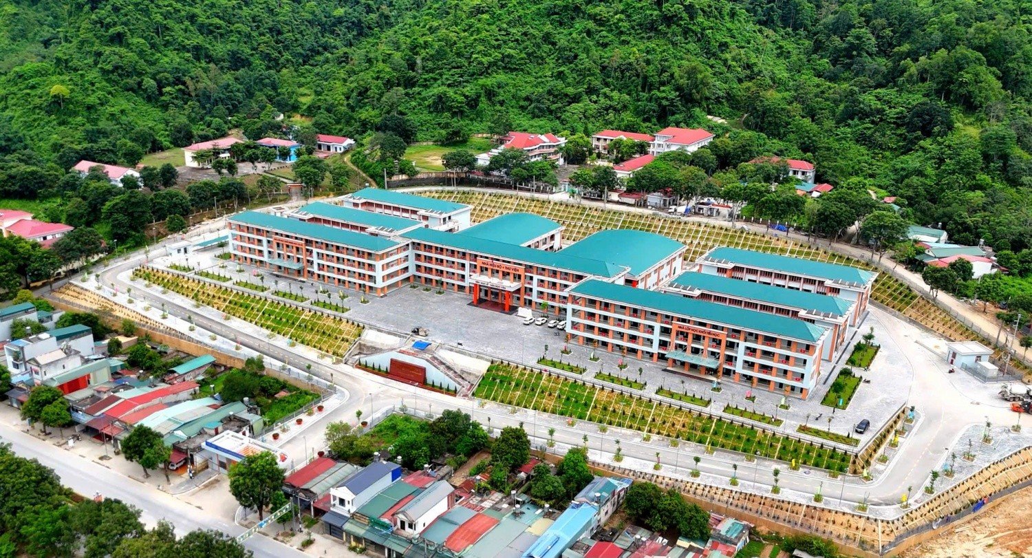 Một ngôi trường xinh đẹp, hiện đại nằm giữa núi rừng Tây Bắc.