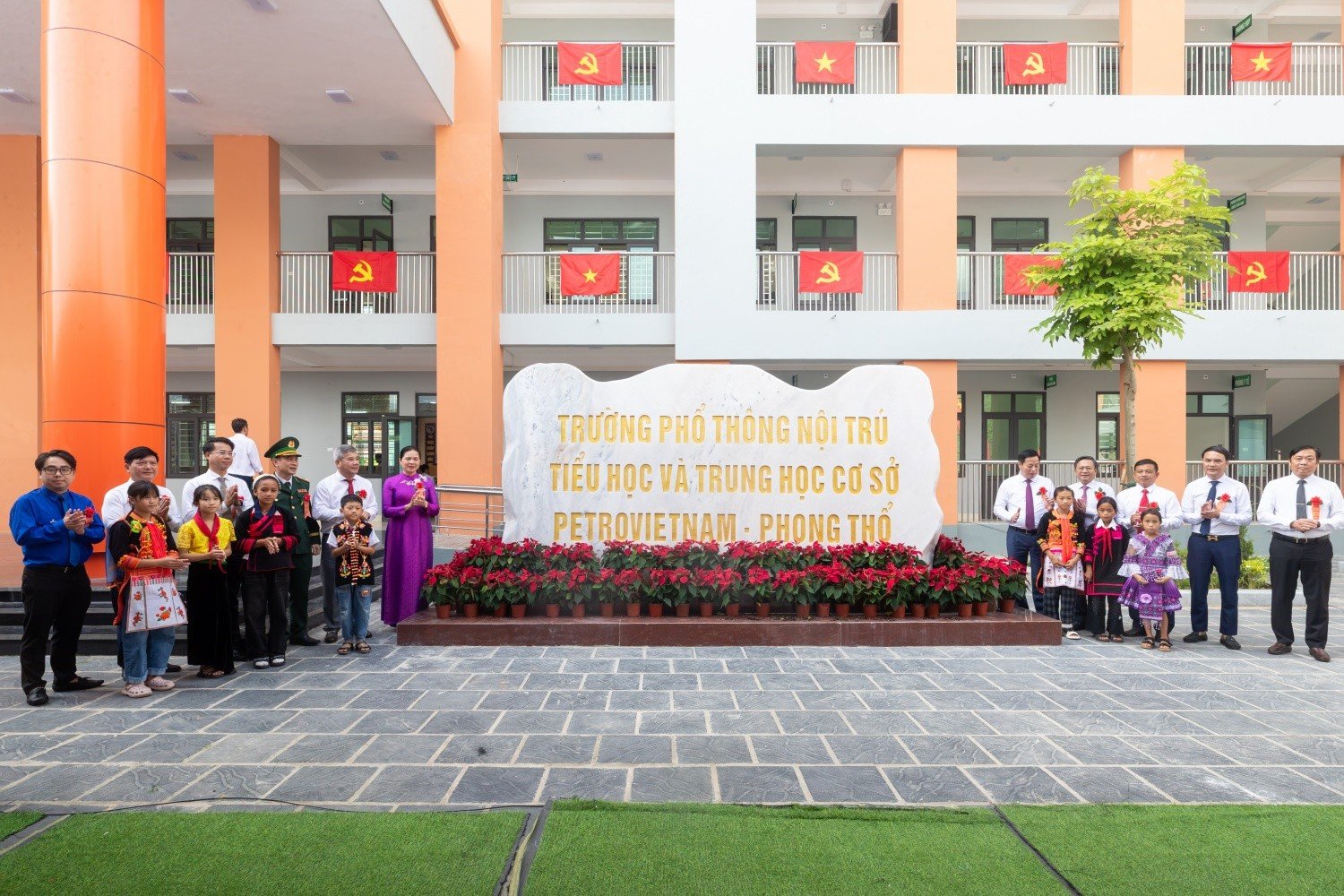 Trong nhiều năm qua, PETROVIETNAM đã dành nguồn lực lớn cho an sinh xã hội trên cả nước. Riêng tại Lai Châu, các chương trình hỗ trợ của Tập đoàn và các đơn vị thành viên trải rộng từ xây dựng nhà Đại đoàn kết, hỗ trợ người nghèo, khắc phục hậu quả thiên tai đến đầu tư cho y tế, giáo dục...
