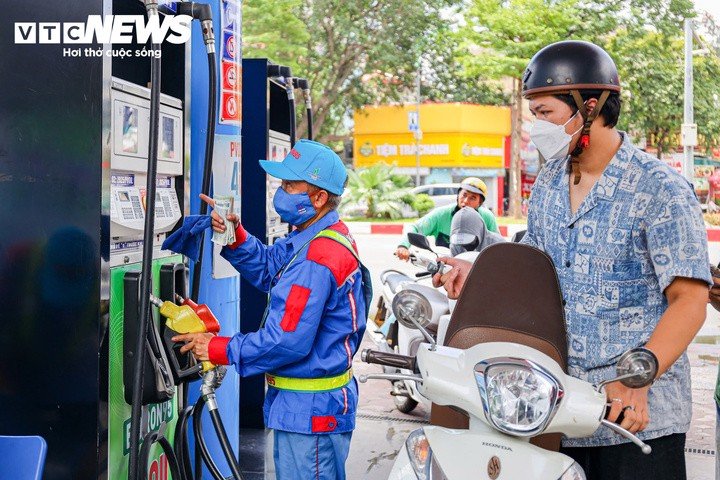 Giá xăng chiều nay 24/9 đồng loạt tăng. (Ảnh: Minh Đức).