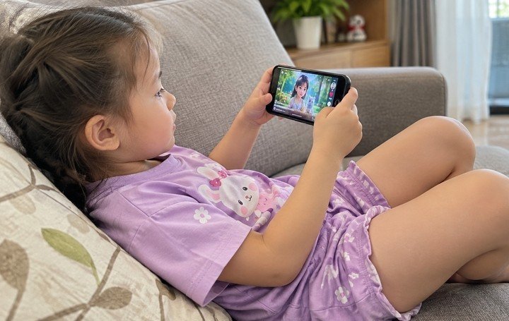 Video ngắn đang giúp trẻ giải trí tức thời nhưng có thể âm thầm lấy đi khả năng chịu buồn chán, tập trung và tự điều chỉnh cảm xúc nếu dùng quá mức.