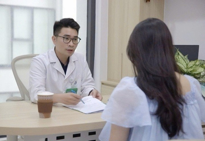 Thạc sĩ tâm lý lâm sàng Hoàng Quốc Lân tư vấn cho bệnh nhân. (Ảnh: BSCC)