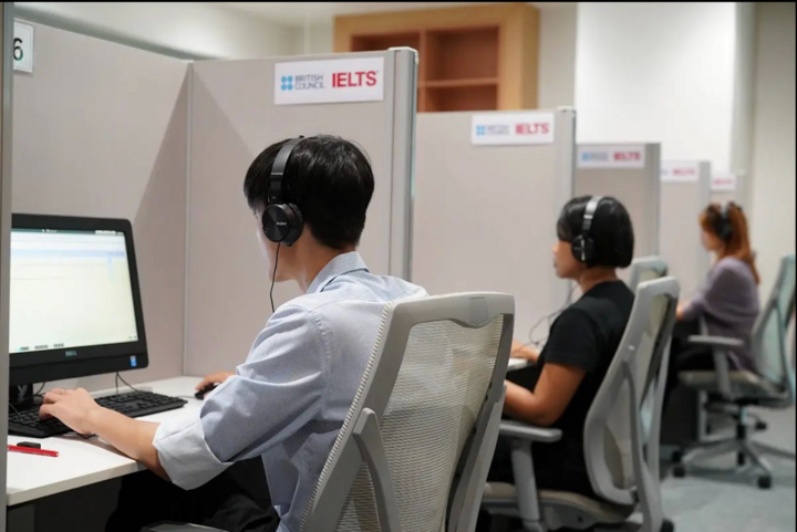 Nhu cầu học sinh thi lấy chứng chỉ IELTS tăng mạnh trong những năm gần đây. (Ảnh minh họa)