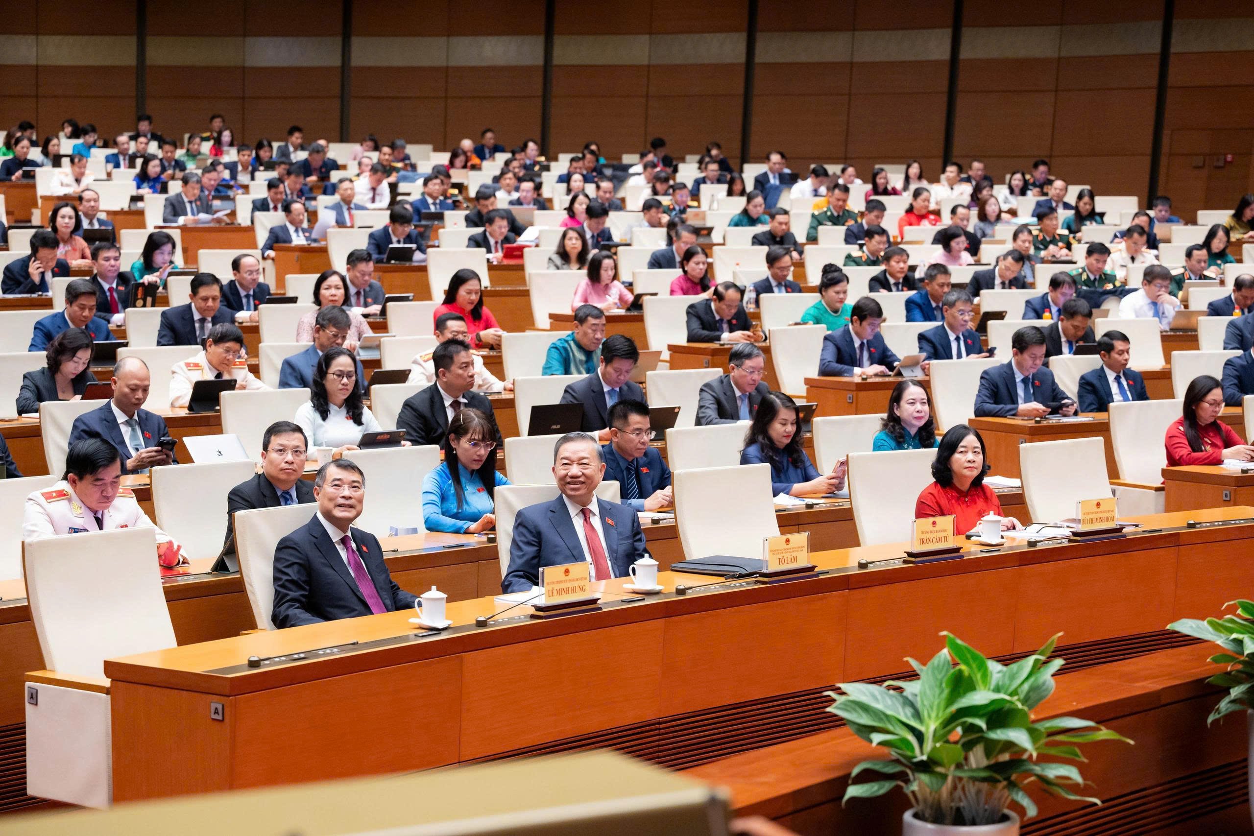 Tổng Bí thư, Chủ tịch nước Tô Lâm, Thủ tướng Lê Minh Hưng và các đại biểu tại phiên bế mạc Kỳ họp không thường lệ thứ nhất, Quốc hội khóa XVI. (Ảnh: Media Quốc hội)