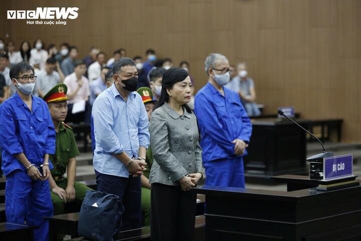 Cựu Bộ trưởng Y tế Nguyễn Thị Kim Tiến cùng các bị cáo tại toà sơ thẩm.