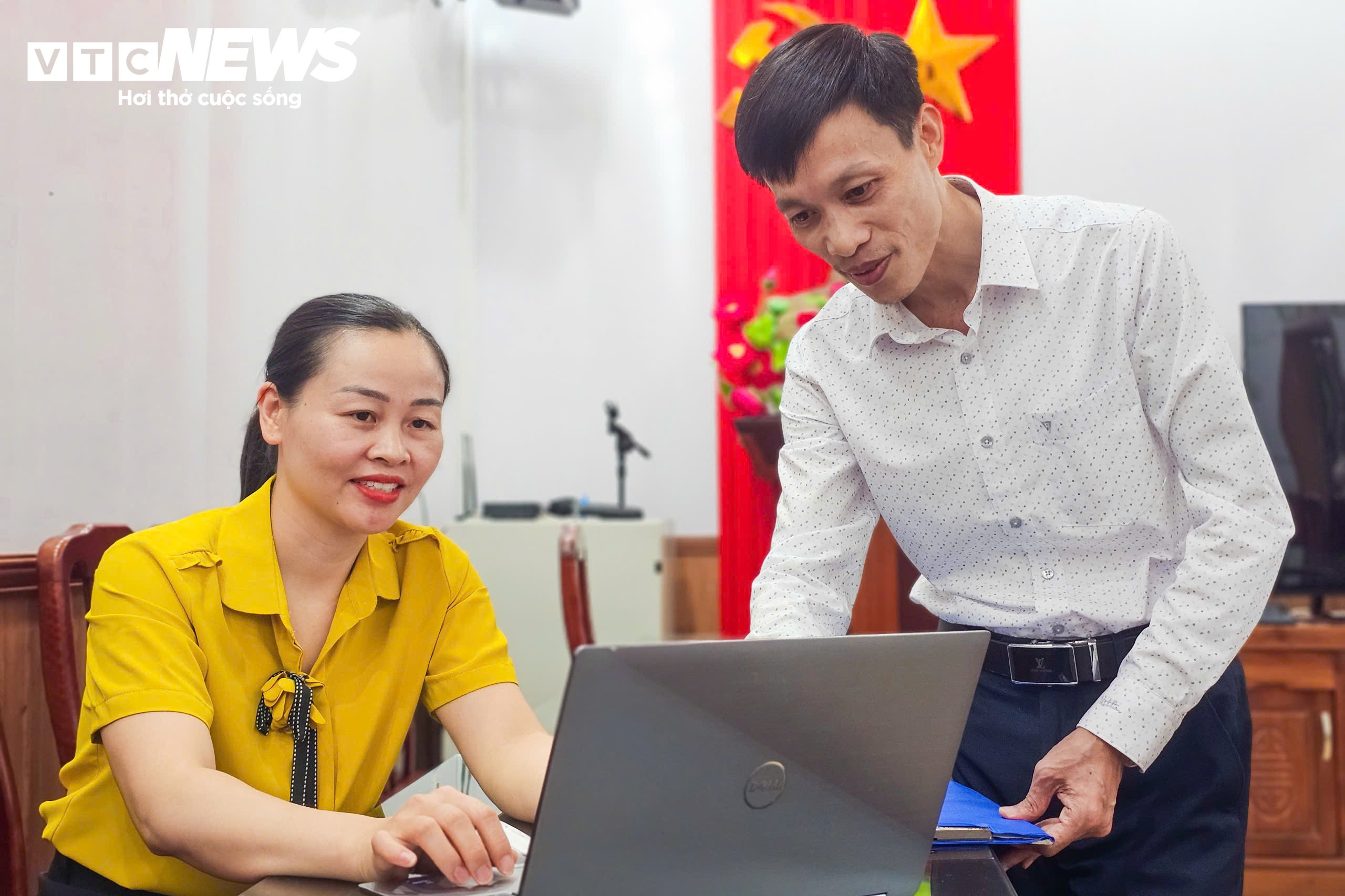 Hiệu trưởng Phan Văn Hùng trò chuyện, lắng nghe và hỗ trợ giáo viên sau khi trường được sắp xếp, sáp nhập.