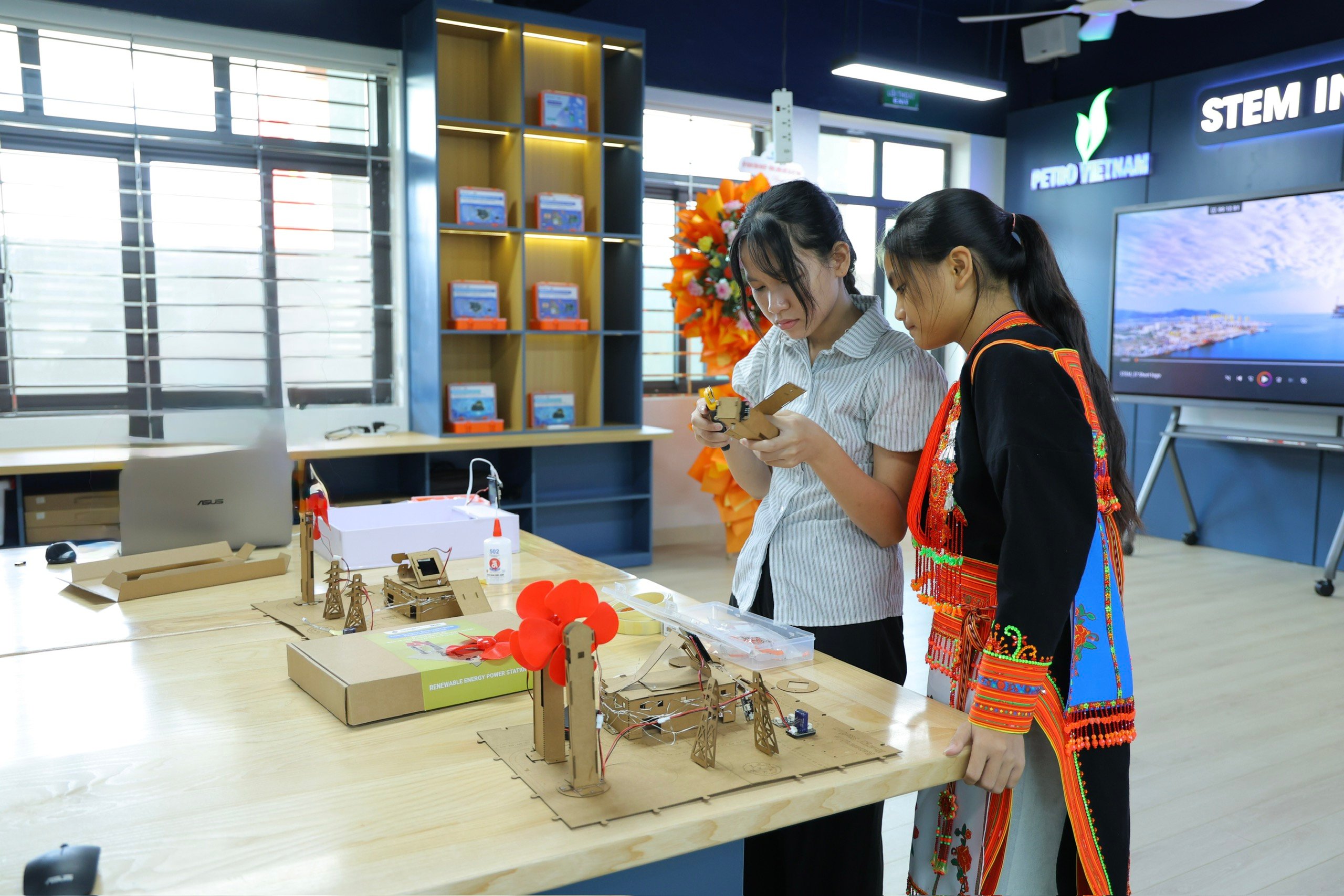 26-1790382530-trung-thu-dau-tien-duoi-mai-truong-petrovietnam-thap-sang-niem-tin-noi-bien-cuong