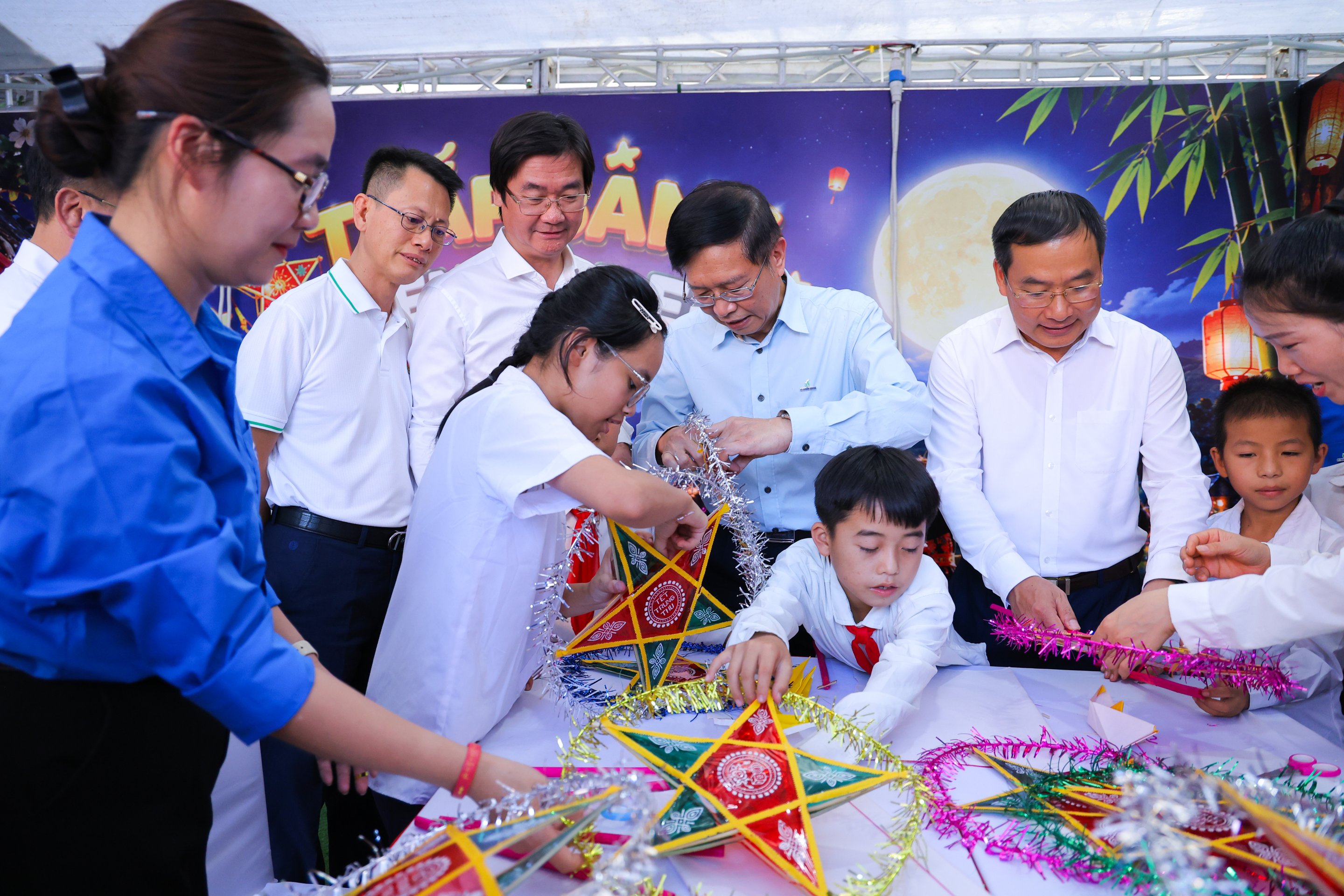 26-1790382531-trung-thu-dau-tien-duoi-mai-truong-petrovietnam-thap-sang-niem-tin-noi-bien-cuong