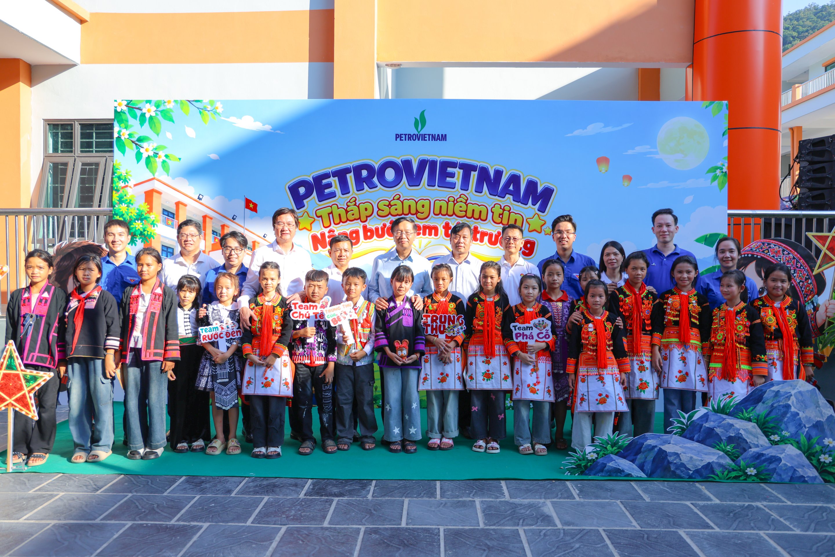 26-1790382532-trung-thu-dau-tien-duoi-mai-truong-petrovietnam-thap-sang-niem-tin-noi-bien-cuong