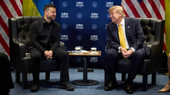 Tổng thống Mỹ Donald Trump (phải) gặp Tổng thống Ukraine Vladimir Zelensky (trái). (Ảnh: Văn phòng Tổng thống Ukraine)