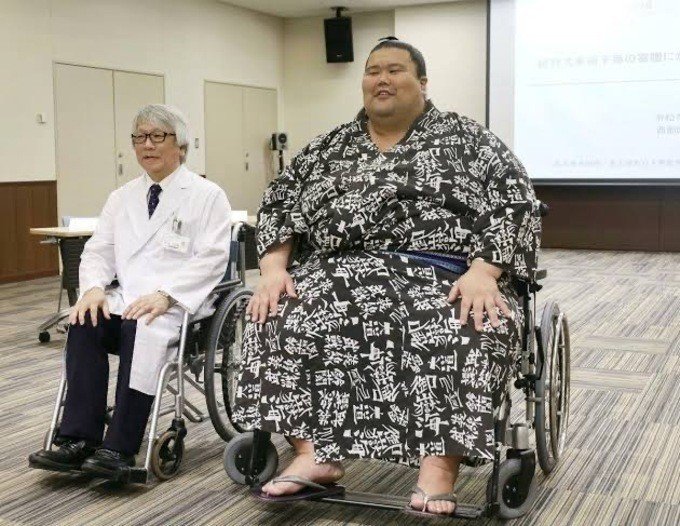 Cơ thể to béo cũng khiến võ sỹ sumo gặp nhiều khó khăn trong sinh hoạt. (Ảnh: JP Times)