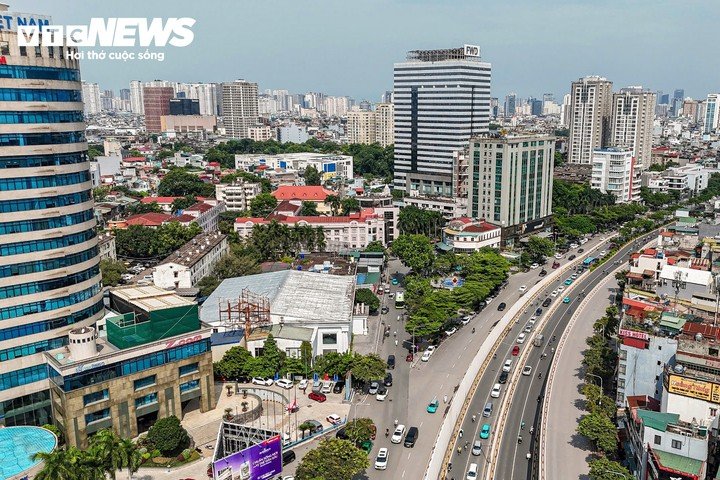 Mới đây, liên danh gồm Công ty Cổ phần Du lịch Kim Liên, Công ty Cổ phần Thaiholdings và Công ty Cổ phần Đầu tư Xây dựng Thái Sơn (doanh nghiệp thuộc hệ sinh thái Vingroup) đề xuất UBND TP Hà Nội xem xét, phê duyệt quy hoạch, chấp thuận chủ trương nghiên cứu và lập dự án đầu tư Hanoi Twin Towers 99.