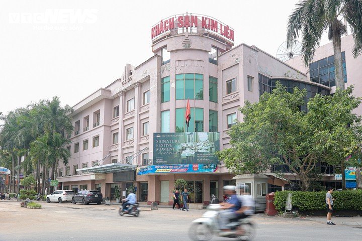 Liền kề khu vực đang tháo dỡ là Khách sạn Kim Liên. Công trình này được hình thành từ năm 1961, tiền thân là Khách sạn Bạch Mai, sau đó mang tên Khách sạn Chuyên gia Kim Liên, từng phục vụ các chuyên gia nước ngoài làm việc tại Việt Nam.
