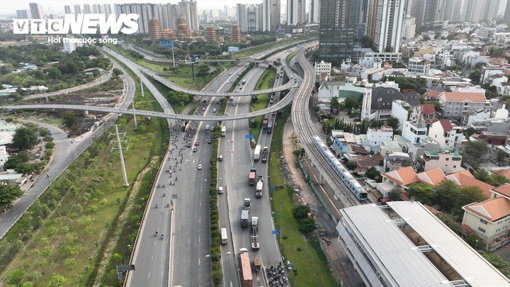TP.HCM đang tính cơ chế thu lại một phần giá trị bất động sản tăng lên nhờ gần ga metro để tái đầu tư cho giao thông công cộng. (Ảnh: Thy Huệ)