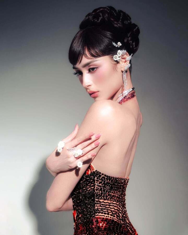 Gương mặt của Emoura mang những đường nét được nhận xét là khá sắc sảo, nổi bật với đôi mắt sâu, sống mũi cao và đường nét hài hòa. Khi trang điểm đậm, cô tạo cảm giác cá tính, hiện đại; trong những bộ ảnh nhẹ nhàng, người đẹp lại có vẻ mềm mại hơn.