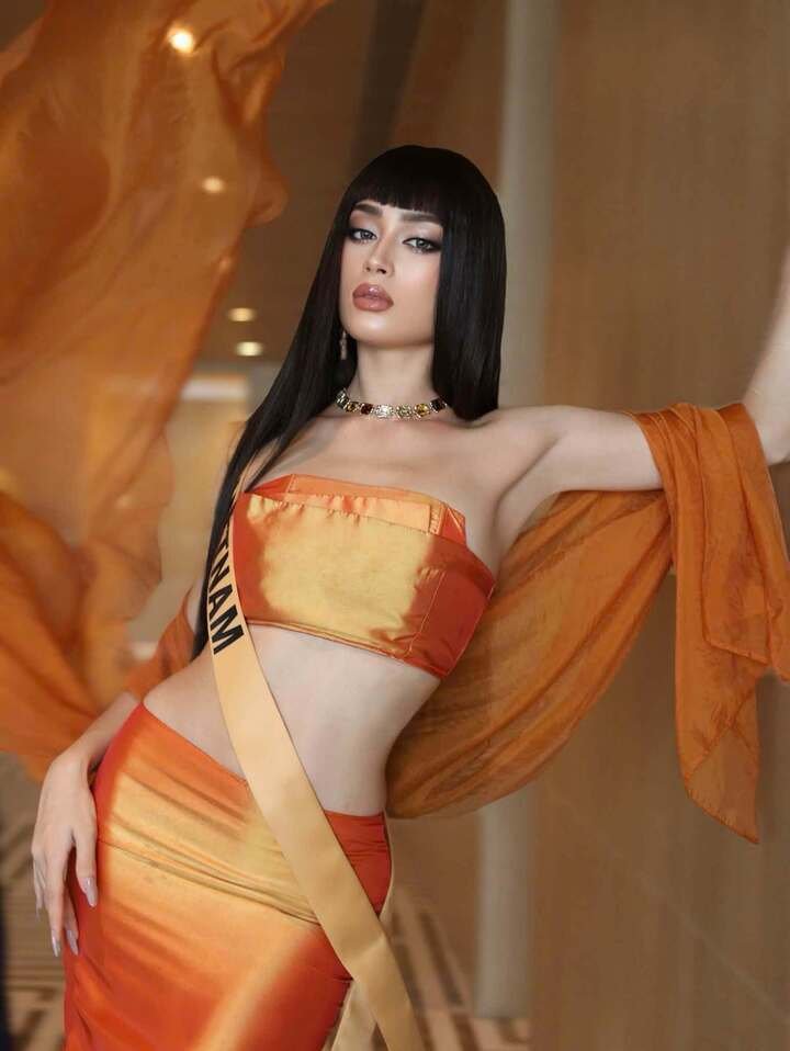 Trong những ngày đầu tại Miss Grand International, hình ảnh thời trang của Emoura cũng được một số chuyên trang sắc đẹp chú ý.