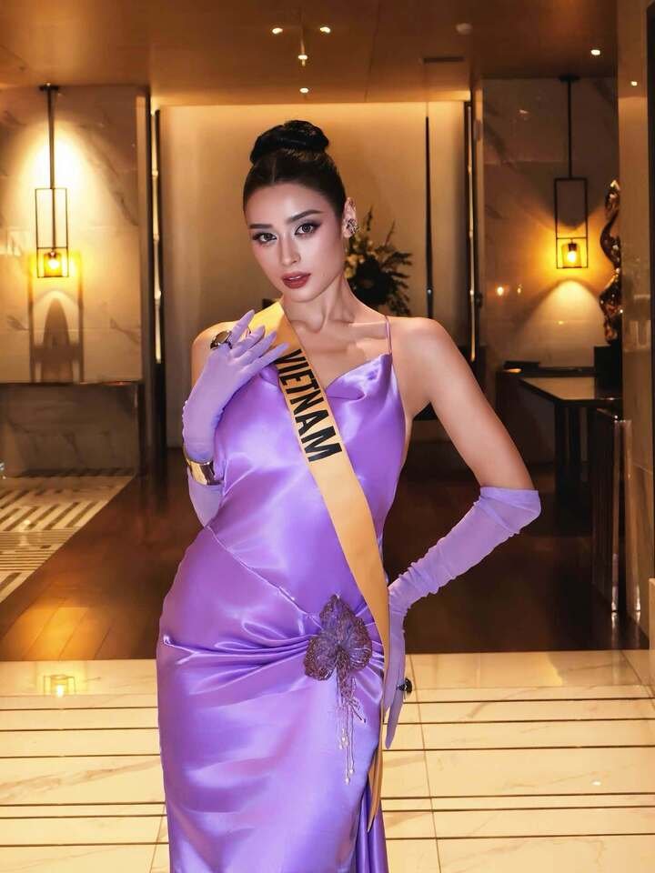 Cô thường xuất hiện với nhiều gam màu như cam, đỏ rượu vang, xanh đậm, hồng và tím. Cách lựa chọn trang phục này giúp hình ảnh của đại diện Việt Nam không bị bó hẹp trong một kiểu tạo hình.