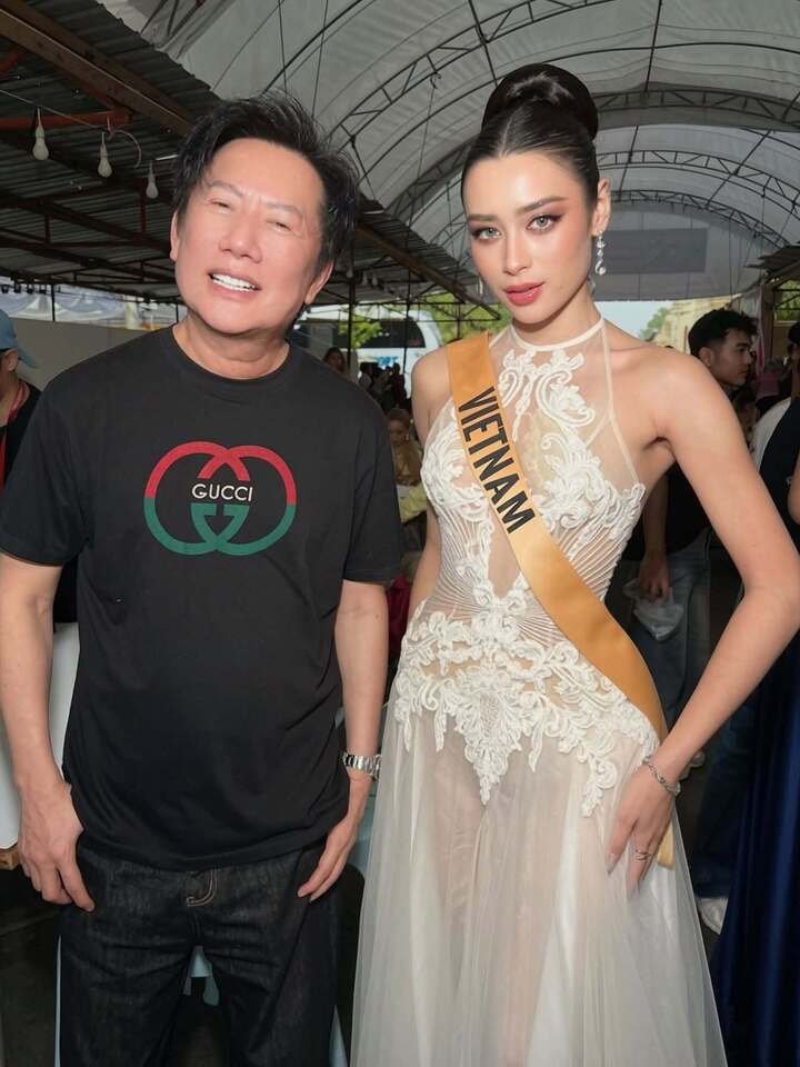 Không chỉ nhờ sắc vóc, Emoura còn sớm có những dấu ấn tại Miss Grand International 2026. Cô lọt Top 10 Pre-Arrival trước khi cuộc thi bước vào chuỗi hoạt động chính thức. Sau đó, Emoura tiếp tục dẫn đầu bình chọn Grand Day Experience, trở thành đại diện châu Á duy nhất góp mặt trong Top 10 của hạng mục này