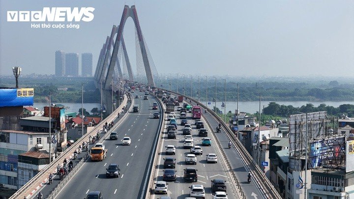 Cầu Nhật Tân được tổ chức 8 làn xe gồm 6 làn ô tô và 2 làn xe máy. (Ảnh: Minh Tuệ)