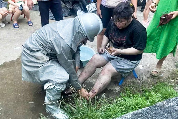 Sau khi được đưa ra khỏi khu vực nguy hiểm, người dân được lực lượng Cảnh sát Phòng cháy chữa cháy và cứu nạn cứu hộ kiểm tra tình trạng sức khỏe, sơ cứu và hỗ trợ chăm sóc ban đầu tại hiện trường.