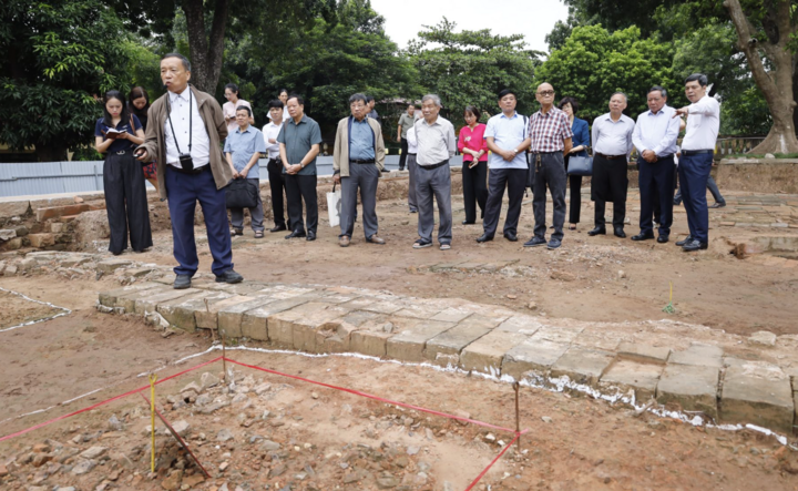 Ngày 14/9, tại Hoàng thành Thăng Long, các chuyên gia, nhà khoa học báo cáo kết quả khai quật thăm dò khu vực chính điện Kính Thiên năm 2026, tiếp tục làm rõ quy mô, cấu trúc nền móng và bổ sung cơ sở khoa học cho nghiên cứu phục dựng công trình. (Ảnh: Trung tâm Bảo tồn di sản Thăng Long - Hà Nội)