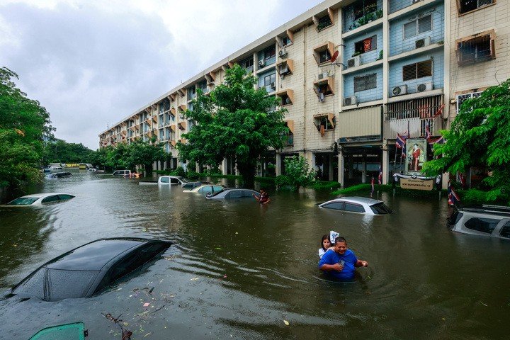 Ô tô nổi lềnh bềnh, người dân Bangkok khổ sở lội giữa ‘biển nước’
