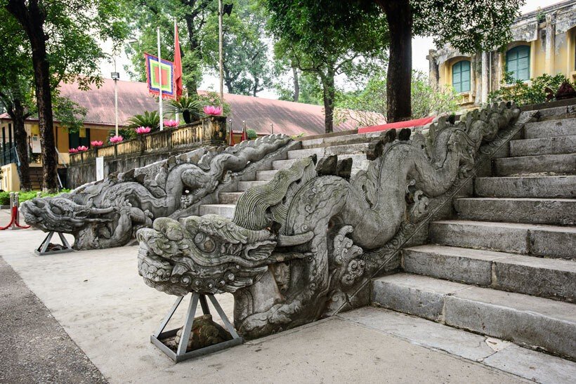 Đôi rồng đá thời Lê Trung Hưng. (Ảnh: Trung tâm bảo tồn di sản Thăng Long - Hà Nội)