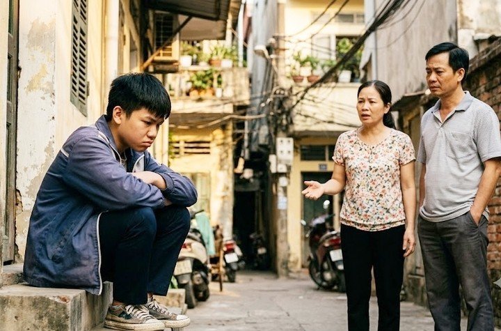 Theo chuyên gia, thay vì lập tức coi con là “ương bướng”, cha mẹ nên cố gắng tìm hiểu điều gì khiến trẻ phản ứng như vậy. (Ảnh minh họa: AI)