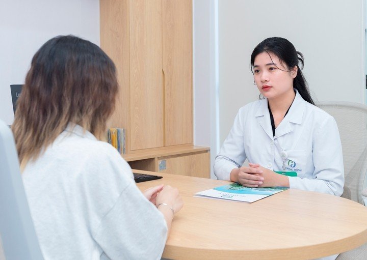 ThS Tâm lý lâm sàng Phạm Quỳnh Trang tư vấn cho bệnh nhân.