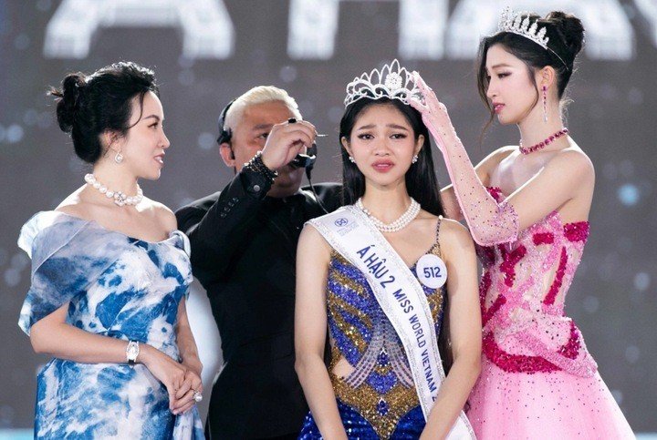 Sinh năm 2004, Minh Kiên giành ngôi Á hậu 2 Miss World Vietnam 2023. Thời điểm đăng quang, nàng hậu là cái tên gây tranh cãi vì nhiều người cho rằng nhan sắc cô kém nổi bật.