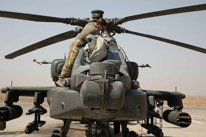 Quân nhân Mỹ chuẩn bị trực thăng Apache tại căn cứ Erbil, phía bắc Iraq. (Ảnh: US Army)