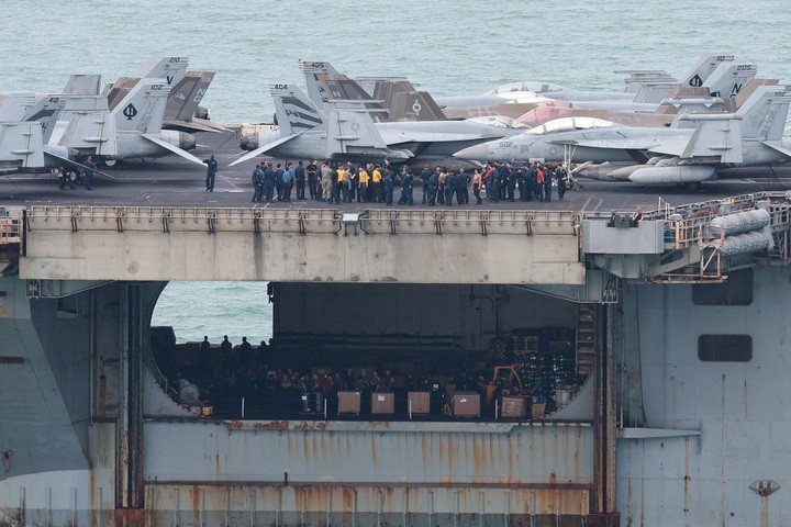 Tàu sân bay lớp Nimitz USS Abraham Lincoln thuộc Hải quân Hoa Kỳ di chuyển về phía cảng Laem Chabang (Thái Lan) để neo đậu sau đợt triển khai dài ngày tại Trung Đông