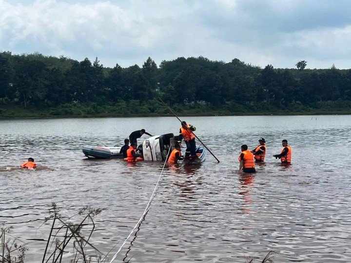 Lực lượng chức năng trục vớt ô tô con sau nhiều ngày tìm kiếm. (Ảnh: Công an phường Bình Long, Đồng Nai)